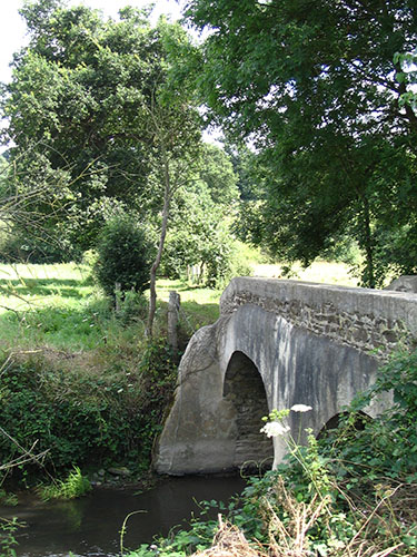 Pont et rivière à Ranchy