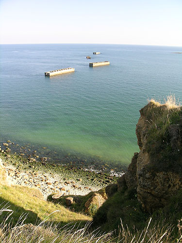 Vue de la mer et des pontons sur les falaises de Tracy-sur-Mer