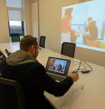 Homme travaillant sur son ordinateur dans l'Espace de Coworking de Bayeux Intercom